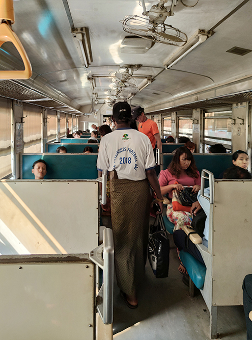 В поезде в Янгоне