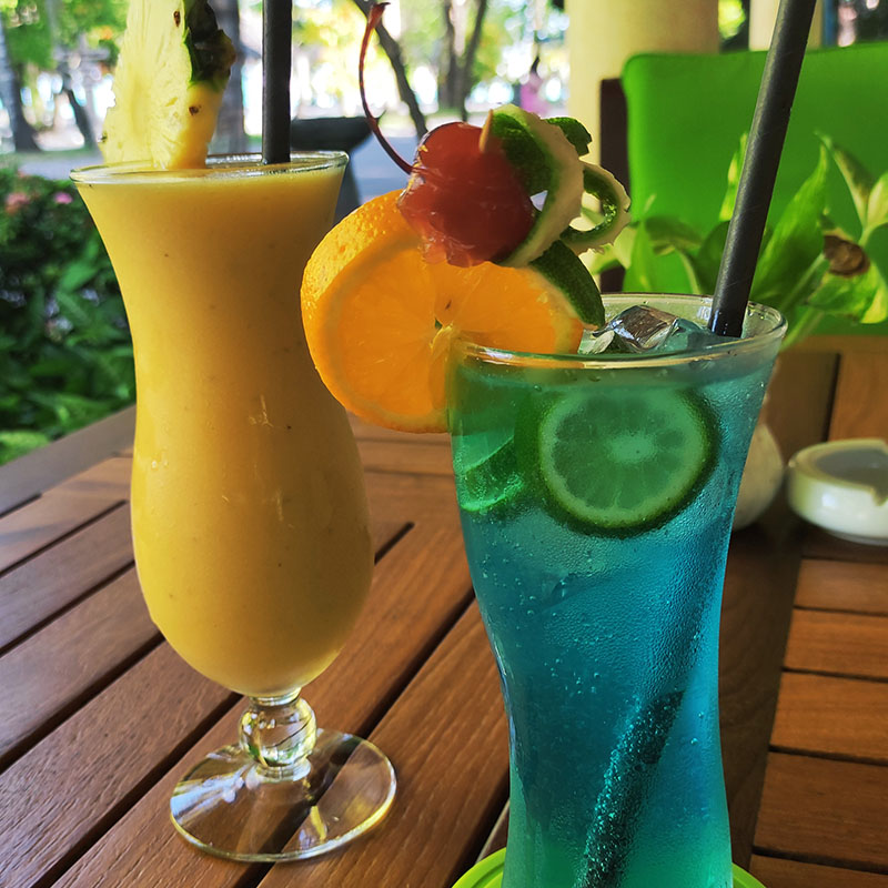Коктейль Blue lagoon в баре нашего отеля в 2021 году стоил 10 $, а свежевыжатый сок из разных фруктов — 5 $
