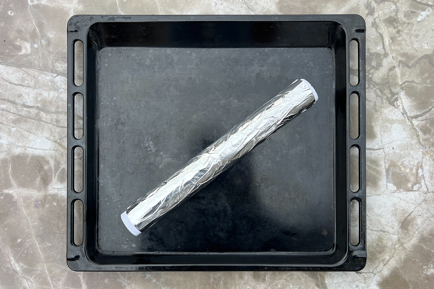 Из инвентаря понадобится фольга и противень или форма для запекания. С разделкой рыбы помогут кухонные ножницы и бумажные полотенца, но я их не использовала