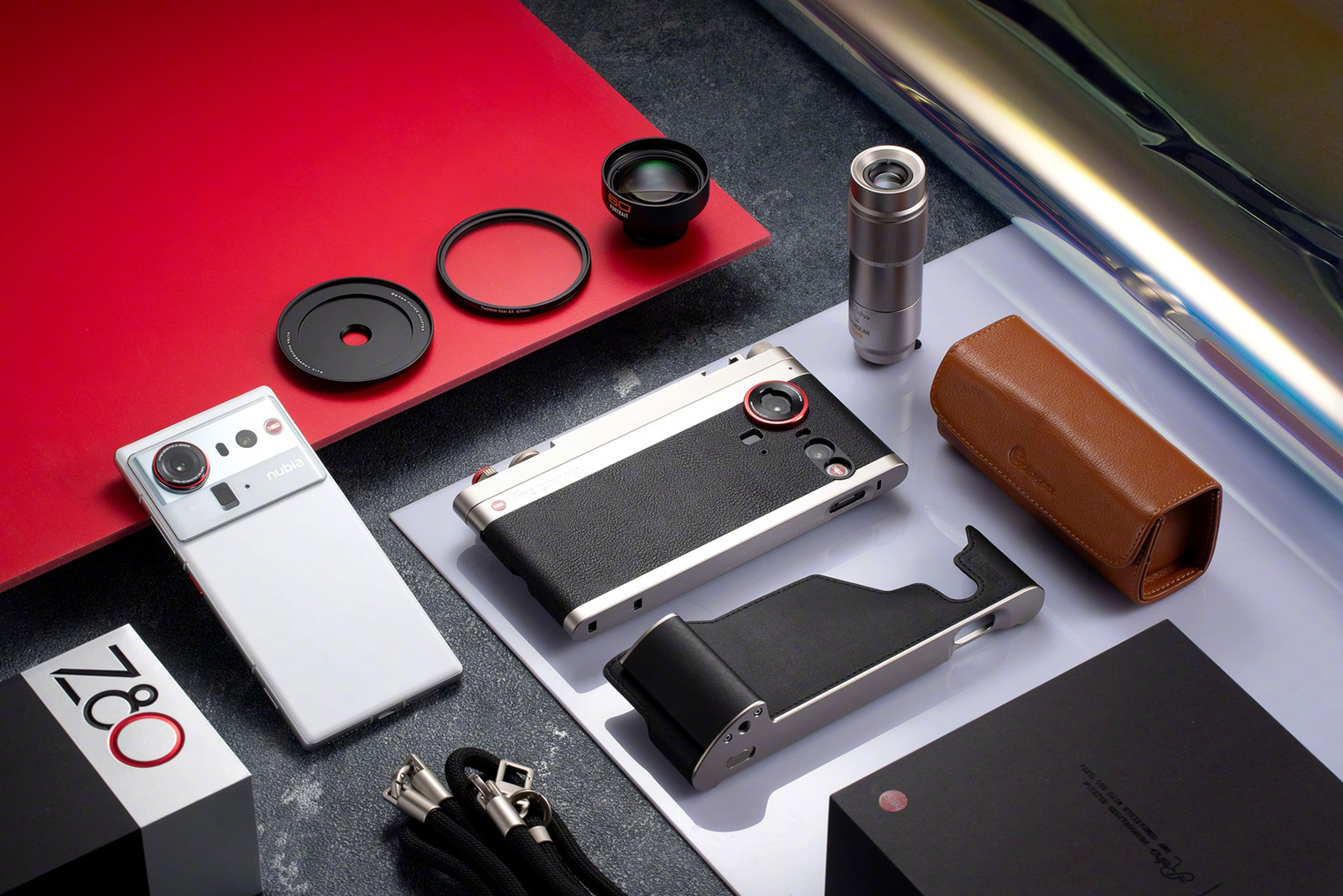 С помощью специального кейса смартфон можно превратить в ретрокамеру с дополнительными объективами