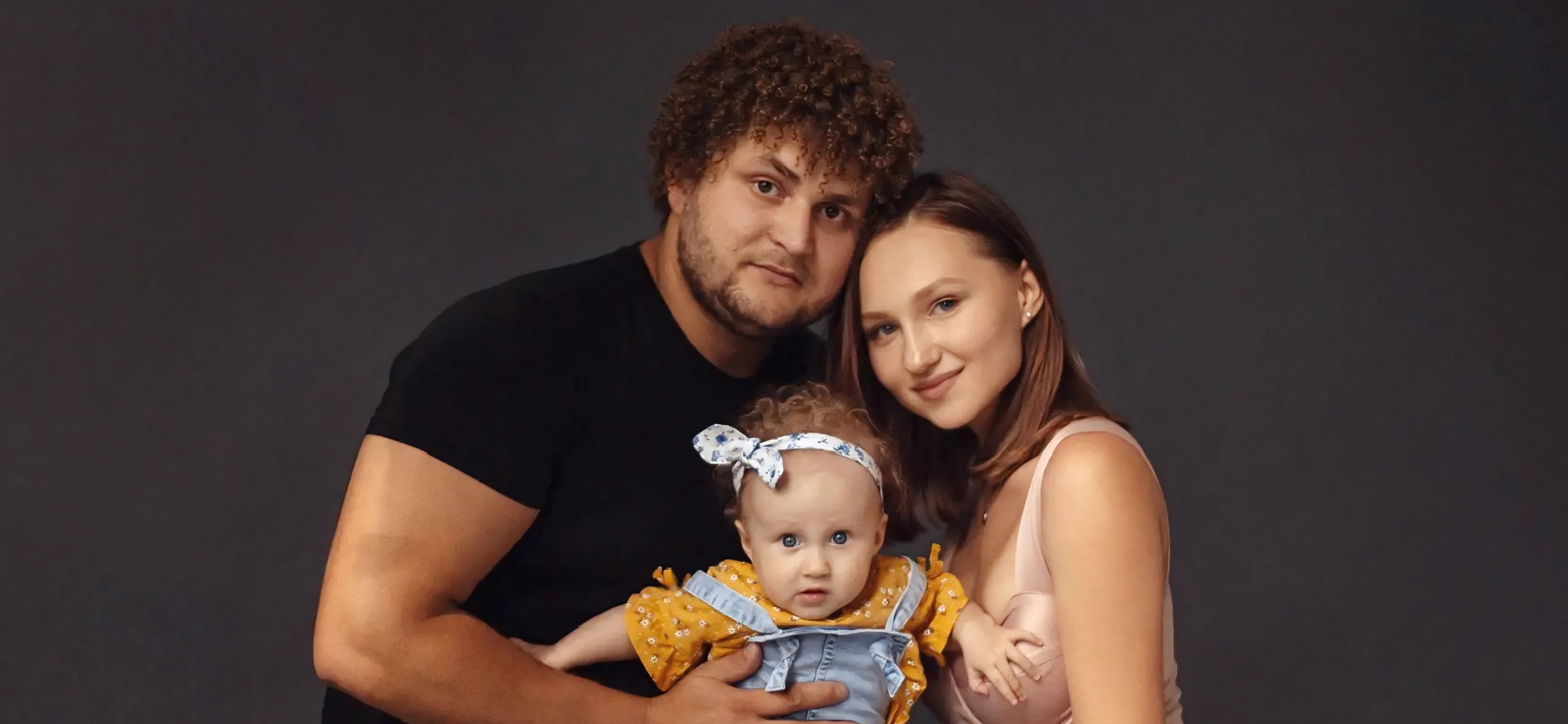 «У нас есть свои знаки»: мы с супру­гом неслышащие и воспитываем дочь с тугоухостью