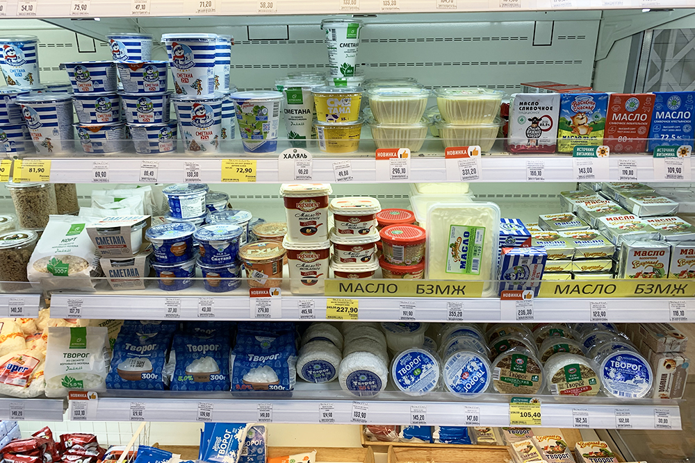 В супермаркете продаются и обычные продукты, которые можно встретить в федеральных сетях