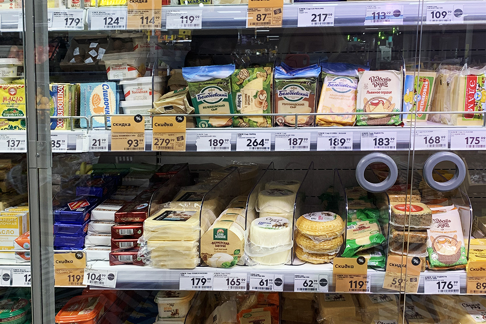 В «Пятерочке» продается много самых разных сыров. Цены начинаются от 44 ₽ за 100 г