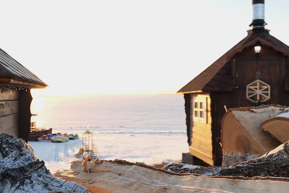 Зимний вид на пляже Sundale. Гриль-домики можно снимать для отдыха