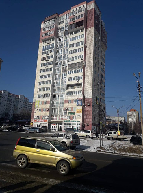 Дом, в котором мы жили на МЖК. Здесь можно купить однушку примерно за 3,2 млн рублей, а двушку за 5 млн рублей
