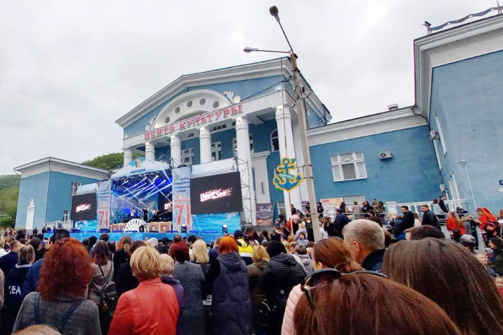 Все городские мероприятия проходят в микрорайоне Ленинская. Представления, концерты и ярмарки проводят в Доме культуры моряков. Это концерт на День города у ДКМ