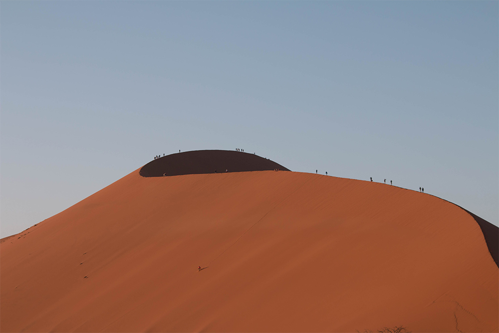 Туристы на огромных песчаных дюнах в долине Соссусфлей
