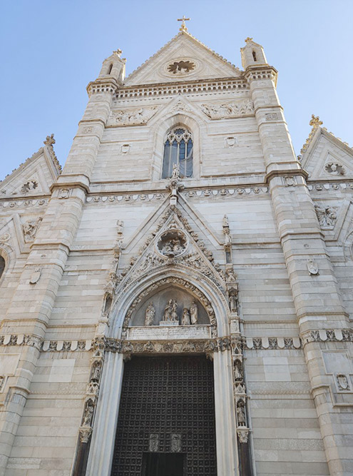 По сравнению с Миланским дуомо, фасад этого собора выглядит скромно