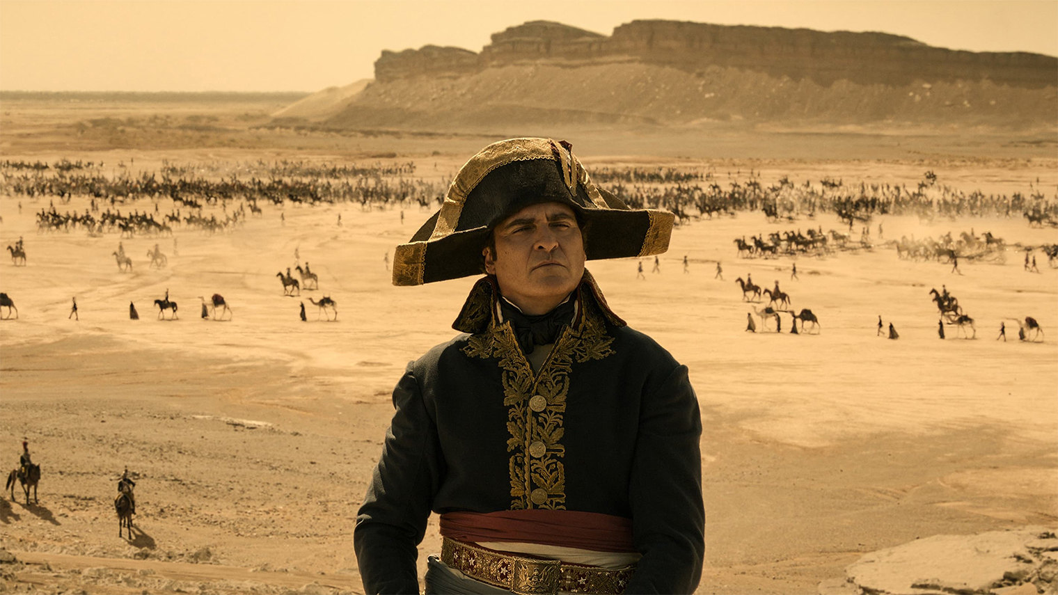 В некоторых сценах Ридли Скотт высмеивает рост Наполеона. Скажем, в Египте главному герою приходится встать на подставку, чтобы взглянуть в глаза мумии фараона