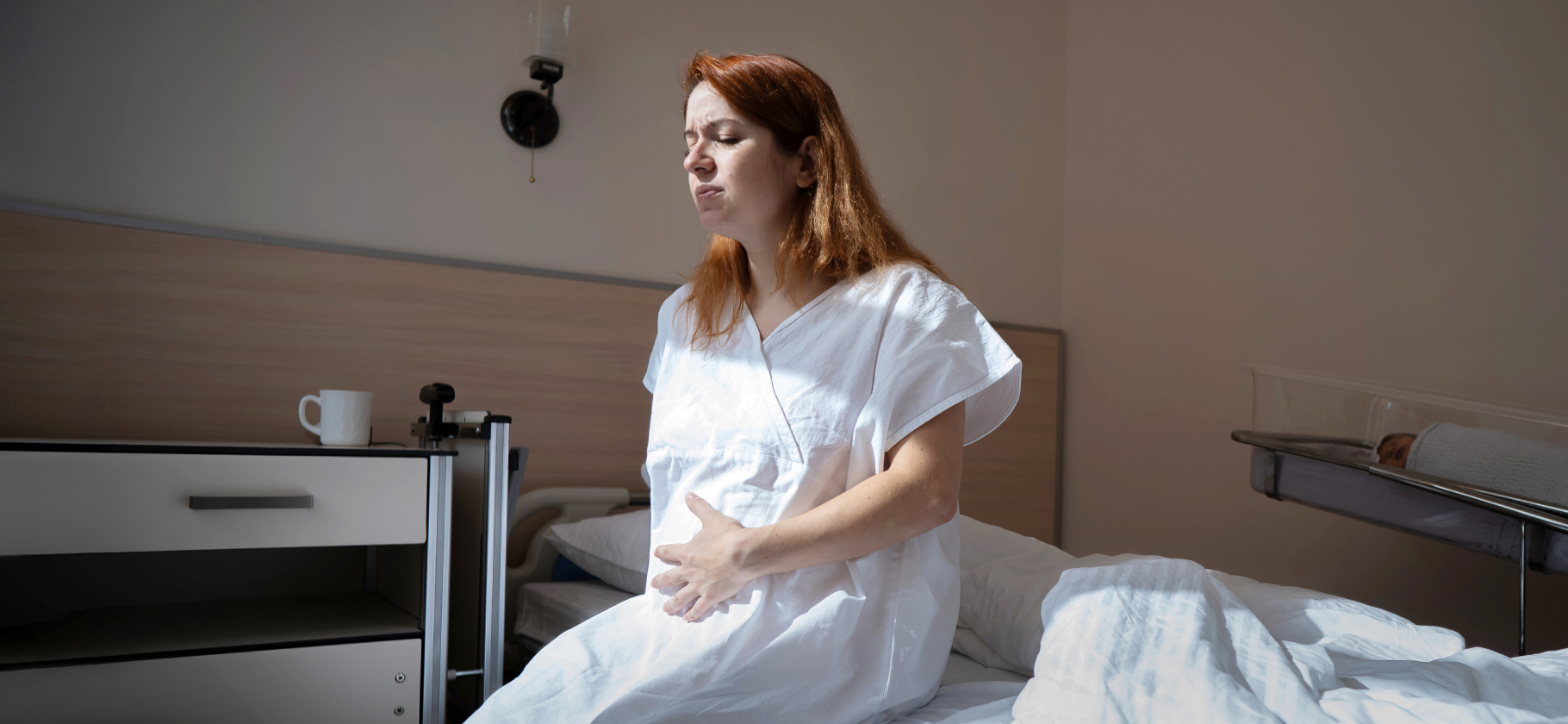 «Пришлось пору­гаться»: что рас­страи­вает женщин в пове­дении меди­ков, принимающих роды