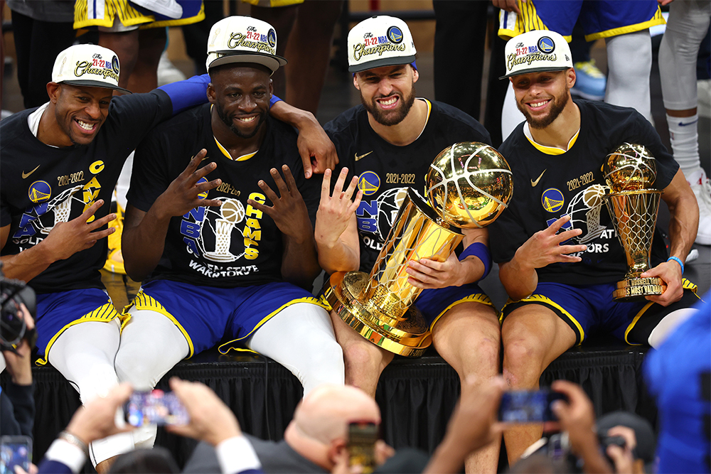 Игроки «Голден Стэйт Уорриорз» после победы в финале НБА в 2022 году. Источник: Adam Glanzman / Getty Images