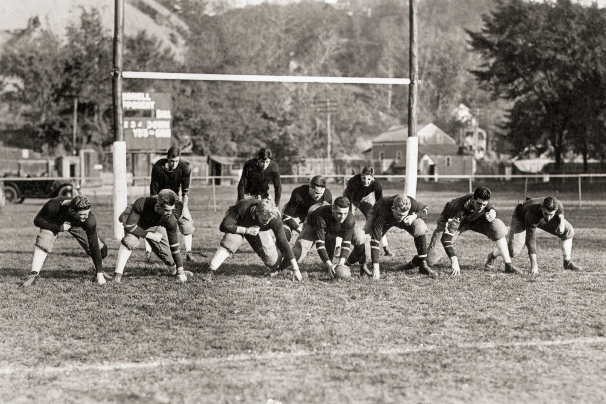 Футбольная команда Корнеллского университета на тренировке, 1913 год. Фото: Bettmann / Getty Images