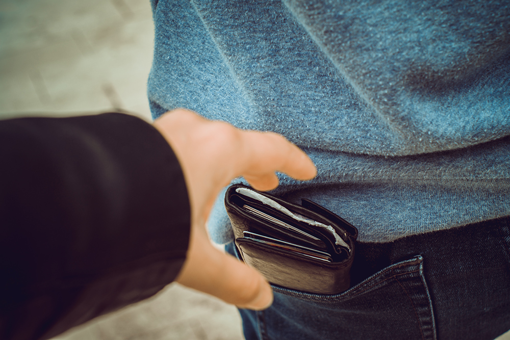 Деньги, кошелек или телефон в заднем кармане — подарок для воров. Лично я ношу там только носовые платки. Источник: LeaDigszammal / Shutterstock