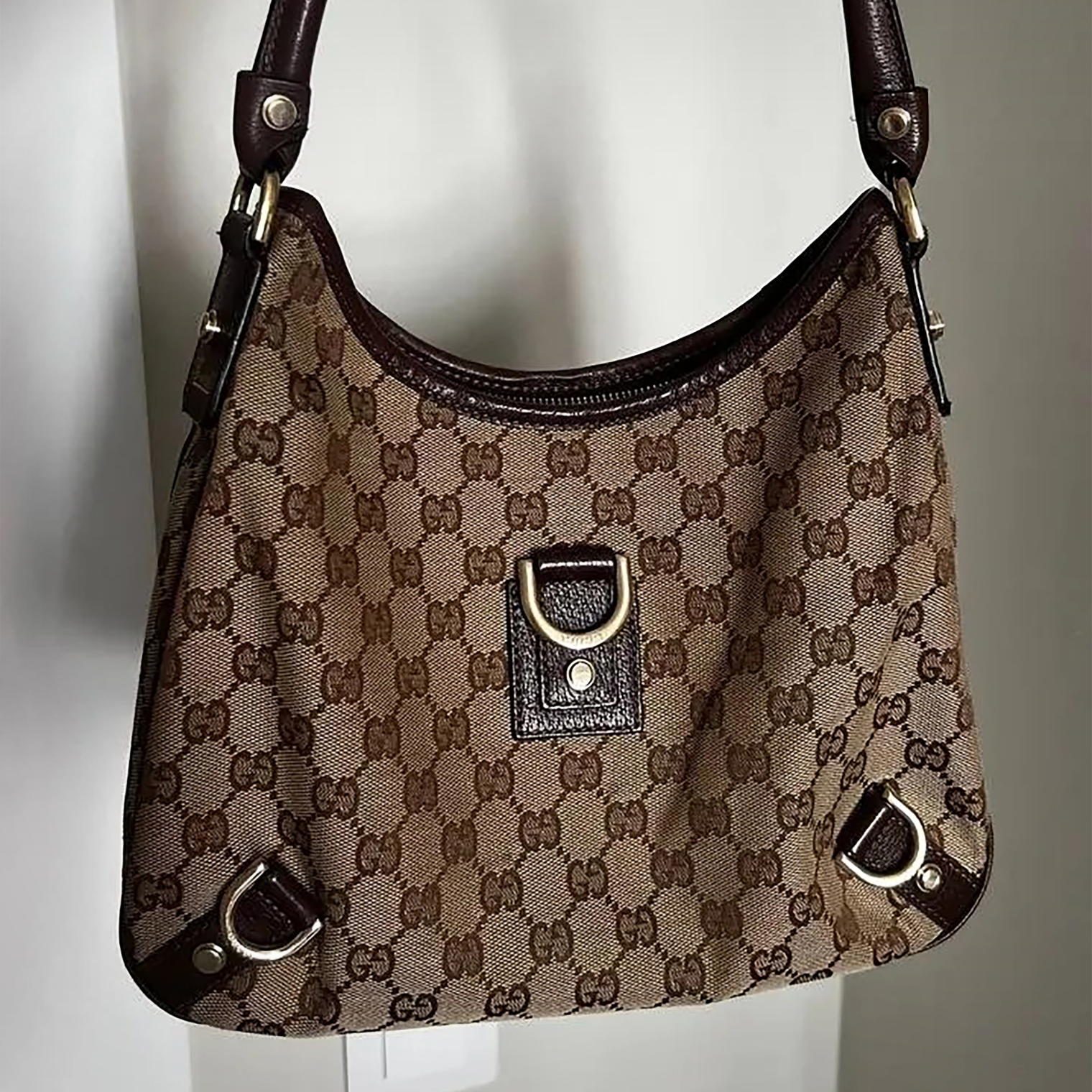 Даже после пяти лет использования сумка Gucci выглядит достойно — я ношу ее аккуратно и бережно храню, чтобы не было заломов
