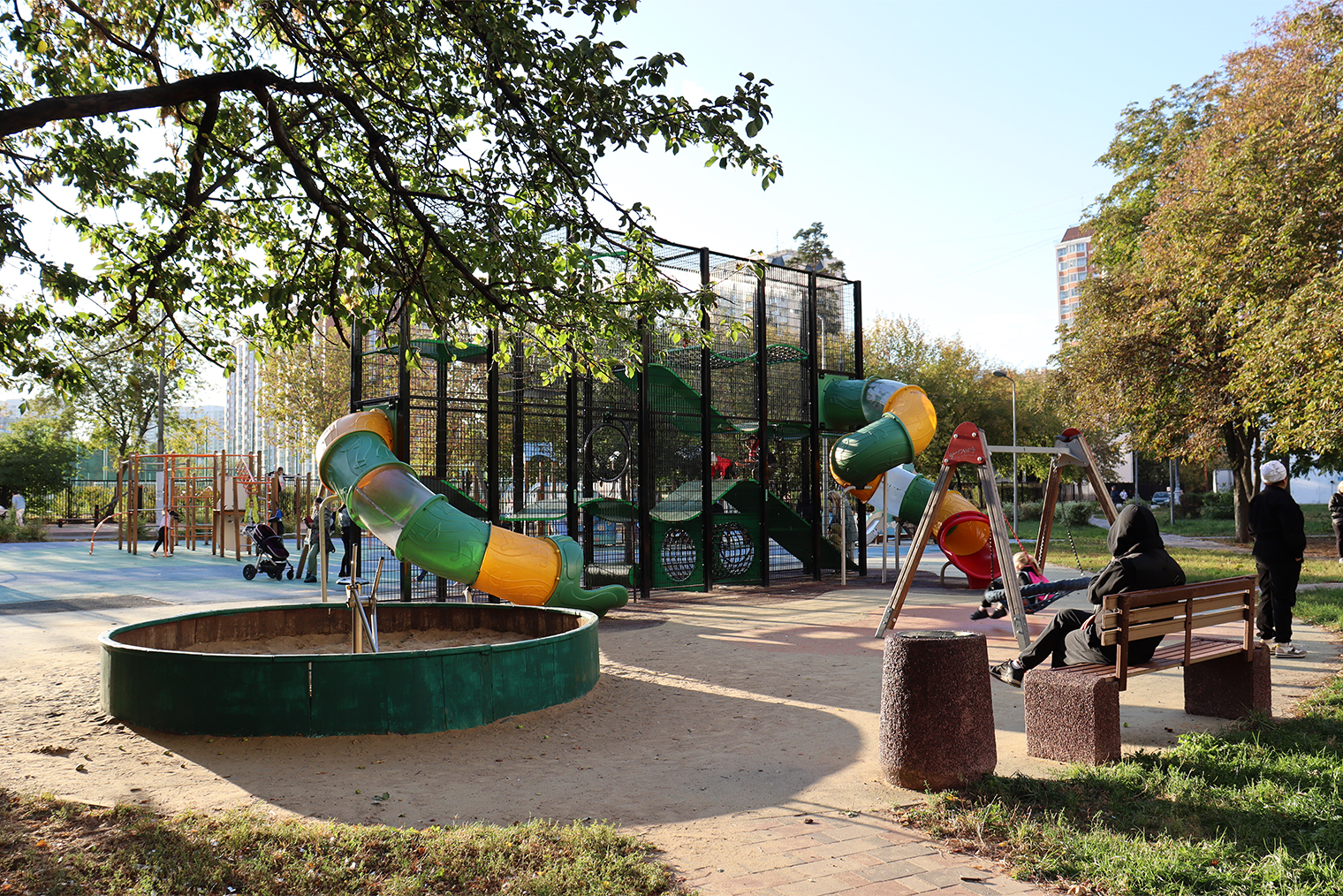 Современных детских площадок в районе достаточно. Фотография: Татьяна Леонтьева