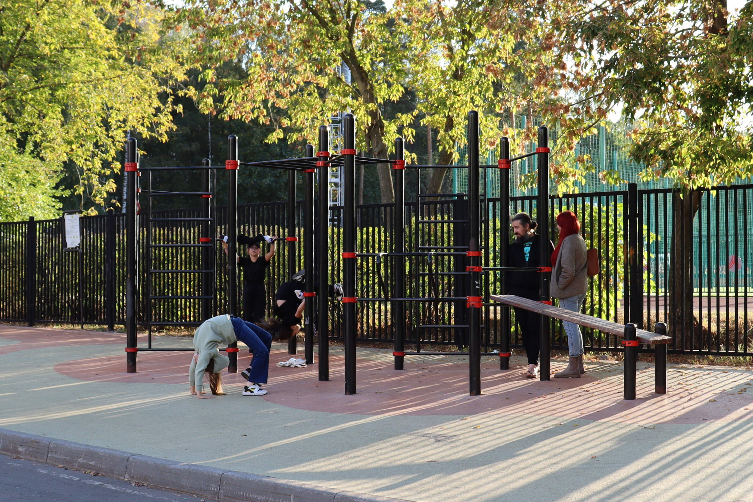 Учащиеся спортивных школ часто тренируются прямо на улице. Фотография: Татьяна Леонтьева