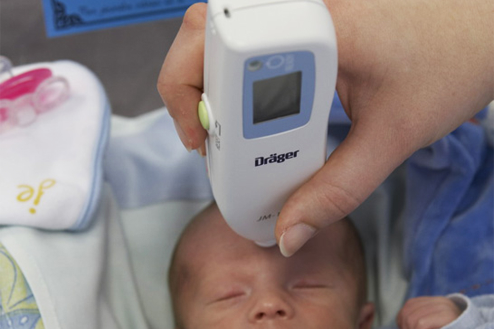 Так выглядит прибор, с помощью которого измеряют уровень билирубина через кожу малыша. Источник: accentmp.ru