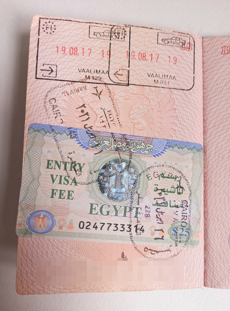 Редактору статьи прямо на египетскую визу поставили штампы о въезде и выезде, хотя в загранпаспорте было много свободного места