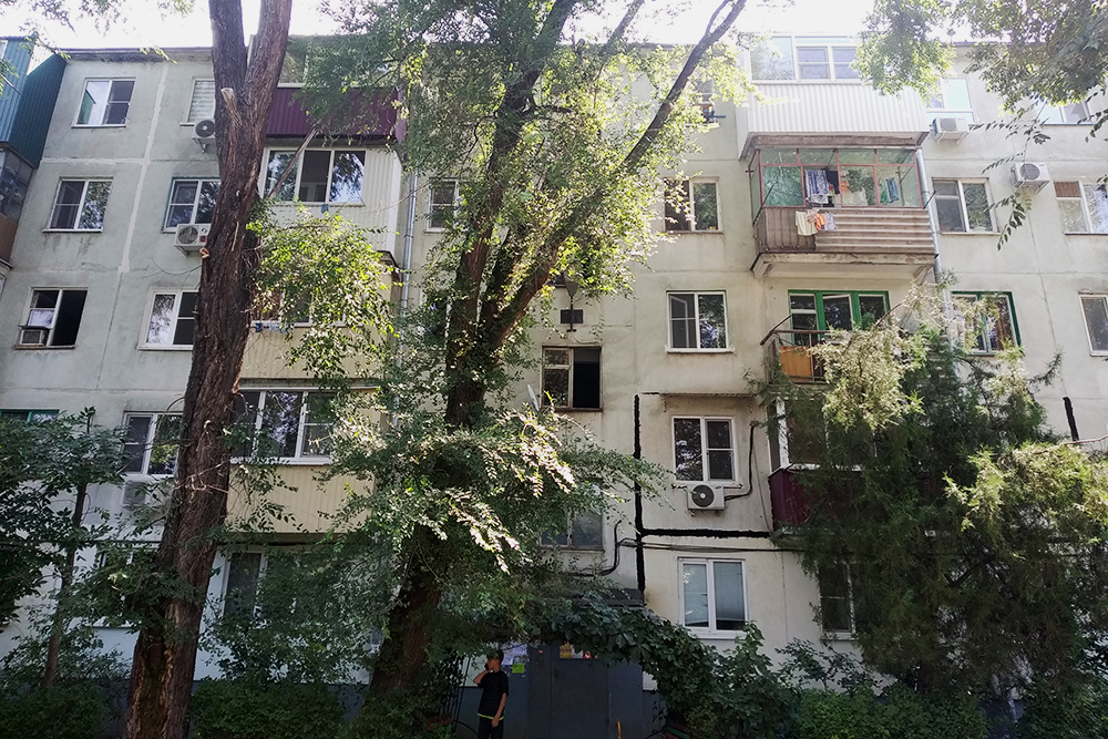 Дом, в котором я живу, трехкомнатная квартира здесь обошлась нам в 1,2 млн рублей