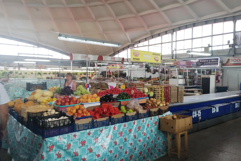 Фрукты и овощи на невинномысском центральном рынке. Все продукты красиво разложены, но цены выше, чем в супермаркете