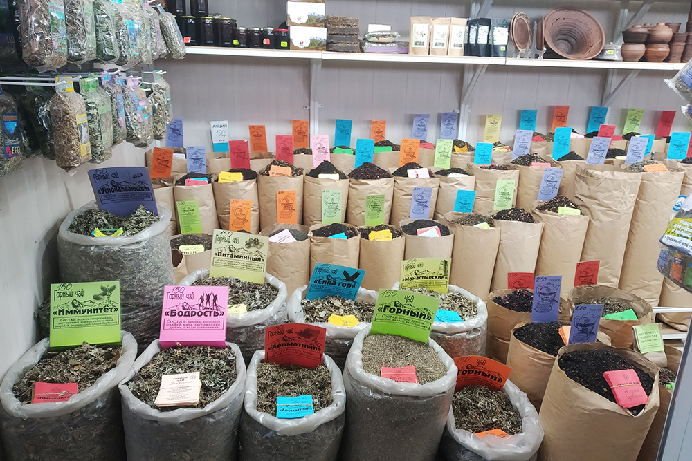 На рынке можно купить даже чай на вес