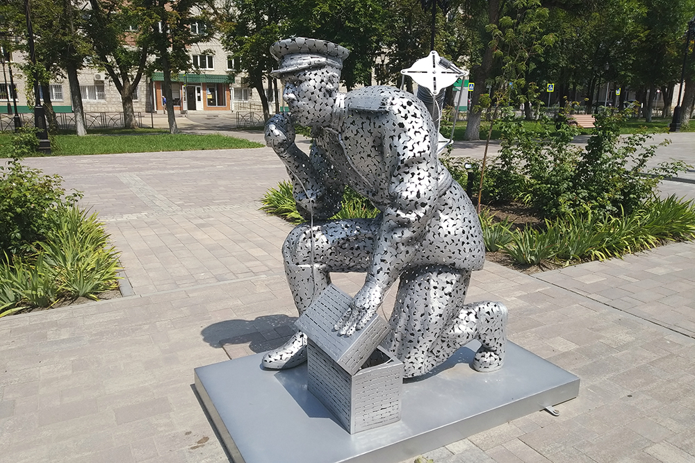 Скульптура «Связист», посвященная войскам связи, находится в центре города на бульваре Мира
