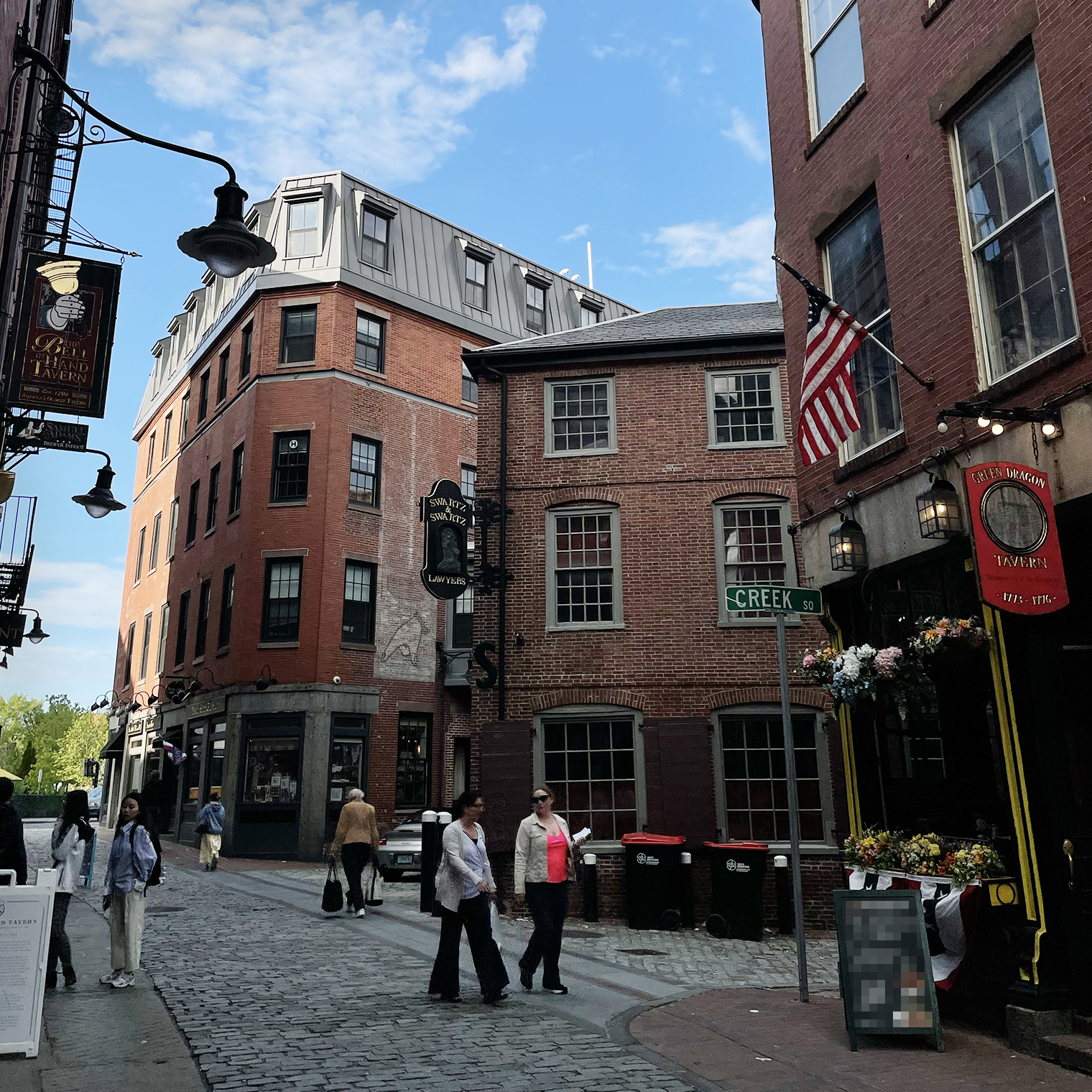 Бостон славится нехарактерными для США узкими улочками в европейском духе. Это одна из них