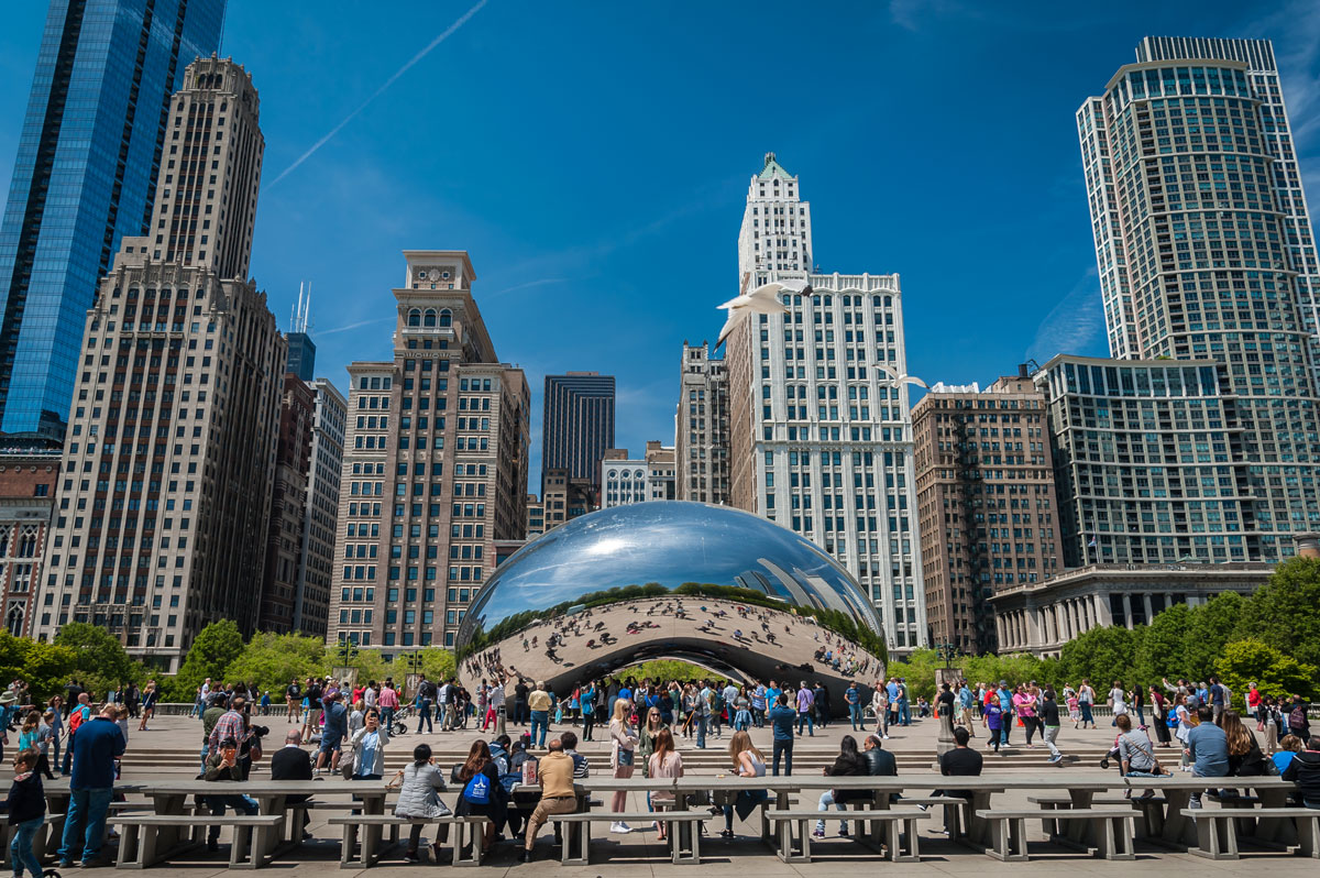 Одна из самых известных достопримечательностей Чикаго — Клауд-Гейт, или просто Боб