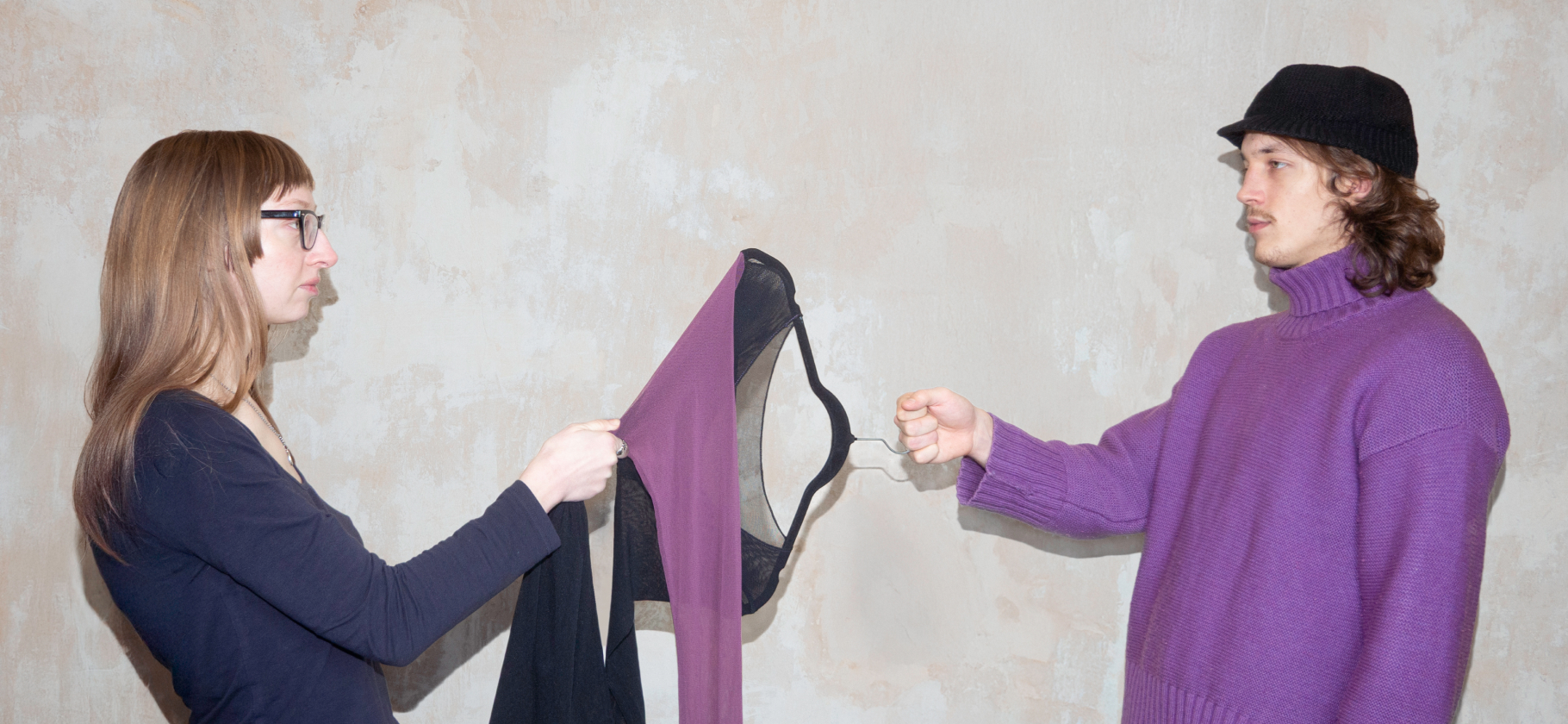 «Стали всюду валяться волосы»: что может изме­ниться в быту, когда партнеры съезжа­ются