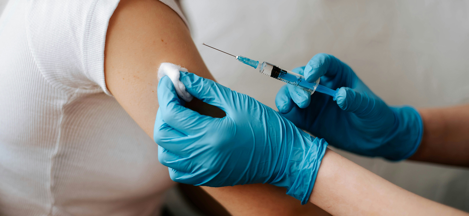 В России зареги­стрировали первую отече­ственную вакцину от коклюша, дифтерии и столбняка для взрослых