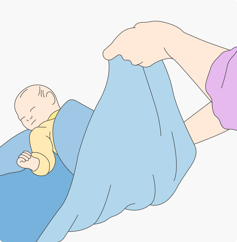 Шаг 2. Укутайте ноги: возьмите нижнюю часть пеленки и уложите ее на живот младенца. Не нужно вытягивать ноги ребенка и пеленать его слишком туго — у него должна оставаться возможность двигать ногами в пеленке