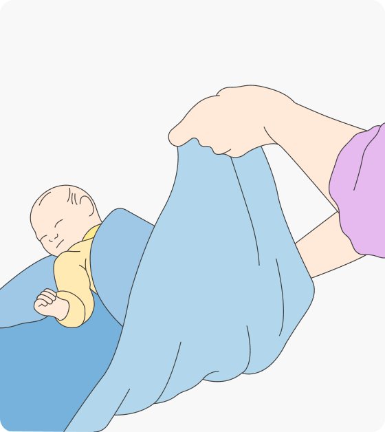 Шаг 2. Укутайте ноги: возьмите нижнюю часть пеленки и уложите ее на живот младенца. Не нужно вытягивать ноги ребенка и пеленать его слишком туго — у него должна оставаться возможность двигать ногами в пеленке