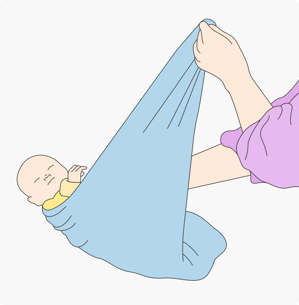 Шаг 3. Возьмите свободный угол пеленки и оберните им ребенка. Голова и шея ребенка при этом должны оставаться открытыми