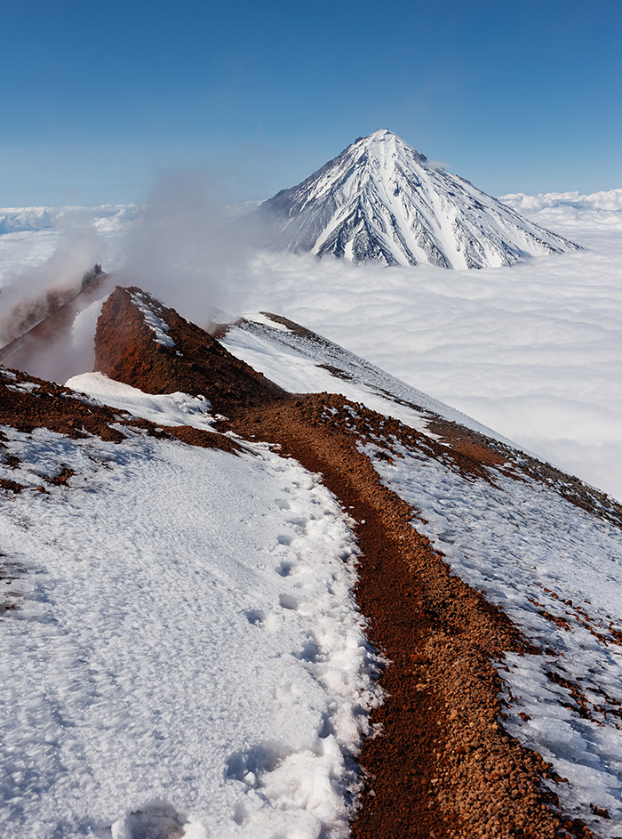 С Авачинской сопки открывается вид на острую вершину Корякского вулкана высотой 3456 метров