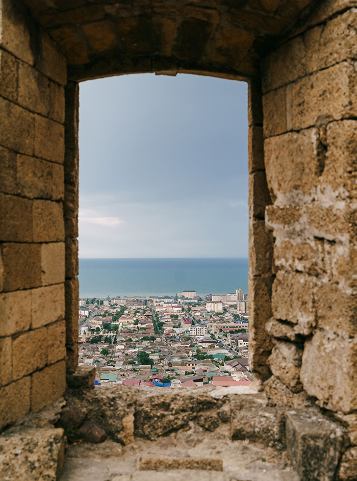С крепости Нарын⁠-⁠кала в Дербенте открывается вид на город и море