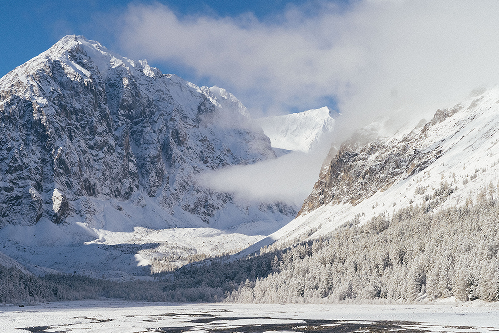 Снег укрыл долину ледников Актру уже в сентябре