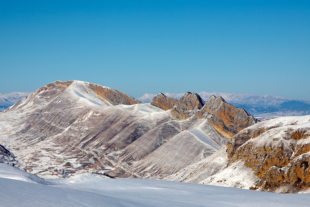 Горы особенно красивы зимой в солнечную погоду. Фотография: Pavel Mikushin / Shutterstock