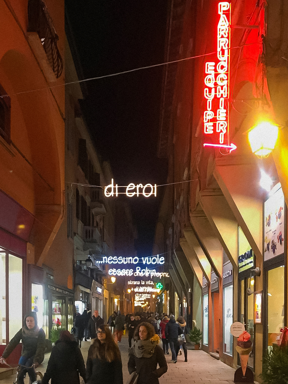 На улицах города можно увидеть светящиеся строчки из итальянских песен