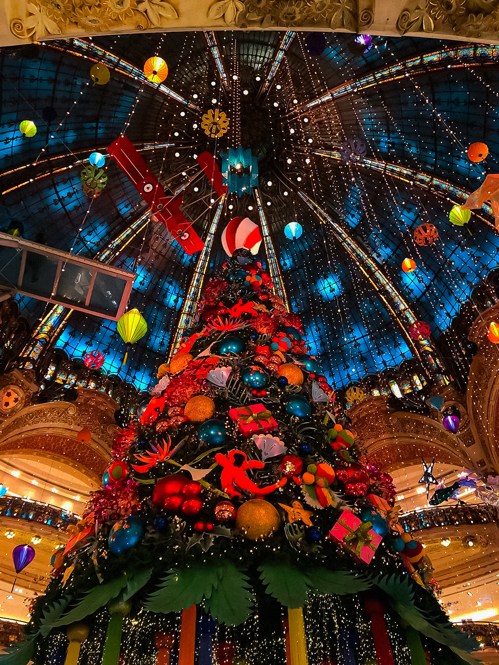 Рождественская елка в «Галерее Лафайет» в Париже