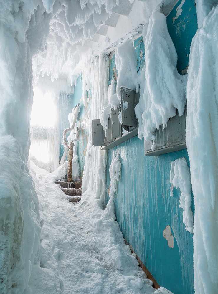 Иногда трубы в домах прорывает от мороза и подъезды превращаются в ледяные пещеры