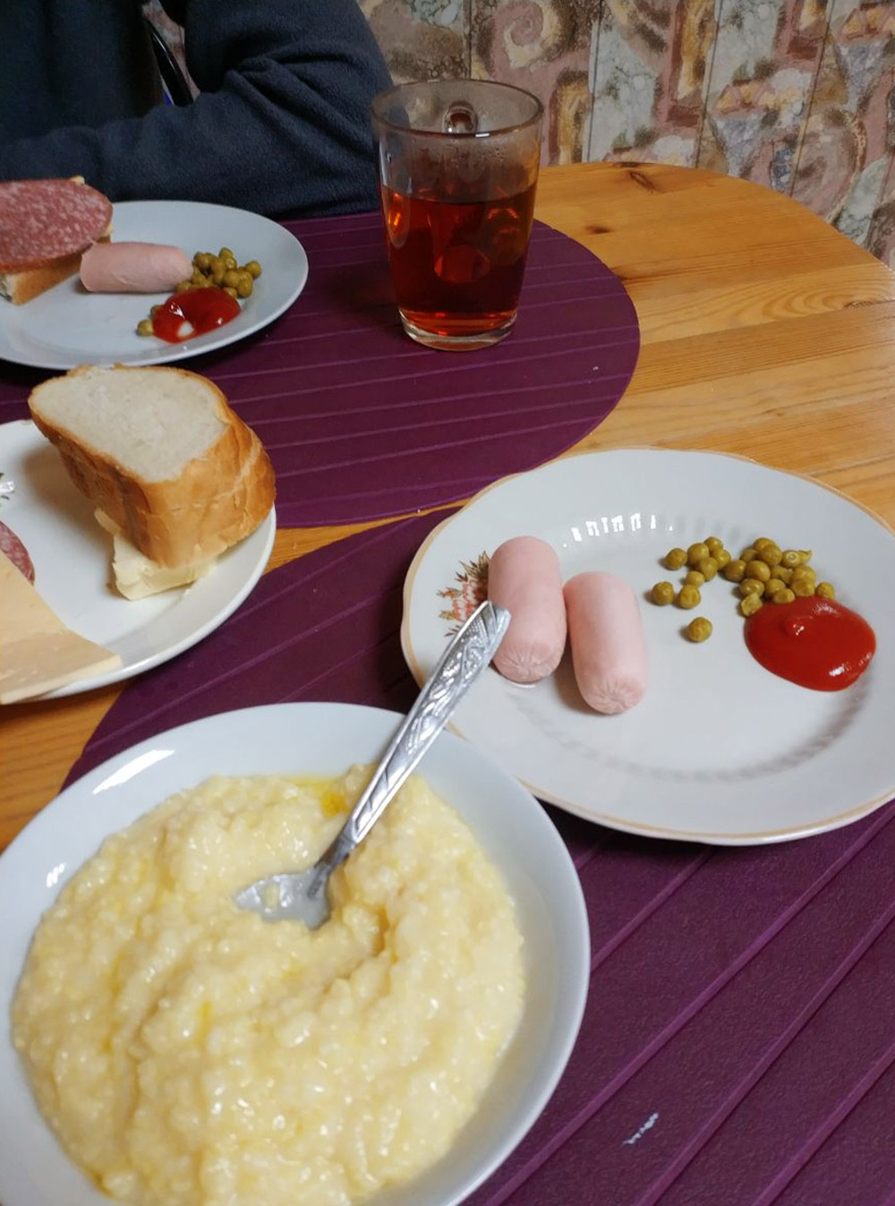 Пример завтрака в гостинице «Спорт»: каша с сосисками