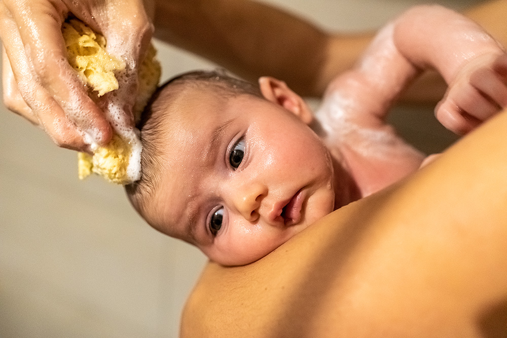 С помощью губки и без погружения в воду можно мыть новорожденного до отпадения пупочного остатка. Источник: babycenter.in
