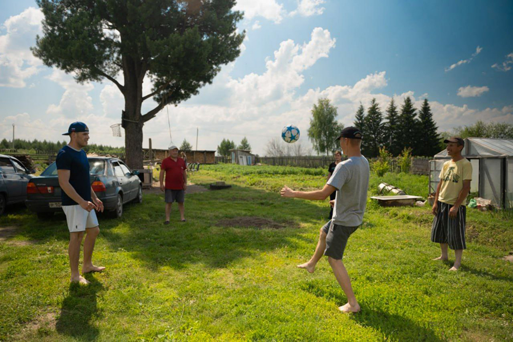 Выпускники программы и волонтеры приезжают в реабилитационный центр: пока готовится плов, играют в мяч с подопечными