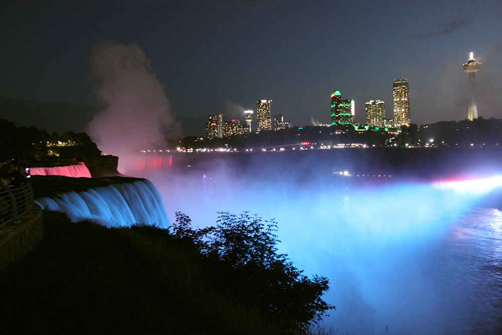 На канадской стороне водопады подсвечивают сотни светодиодных ламп