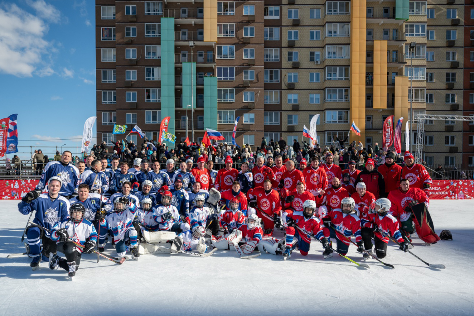 Легенды хоккея и участники матча на открытом воздухе «Выходи во двор»
