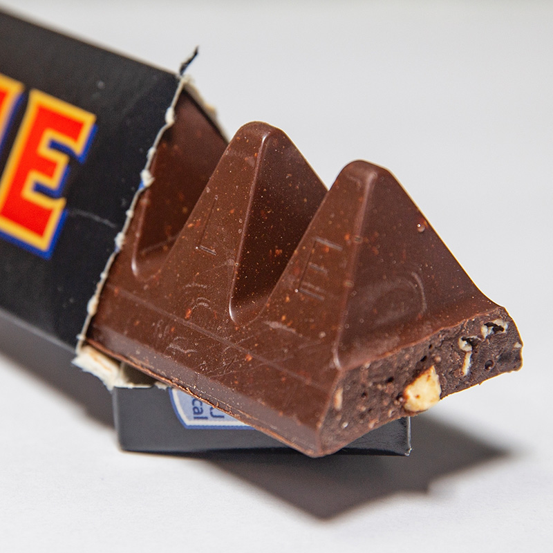 Шринкфляция по версии «Тоблерона»: так шоколадка выглядела, когда весила 400г. Фото: Adilson Sochodolak / Shutterstock