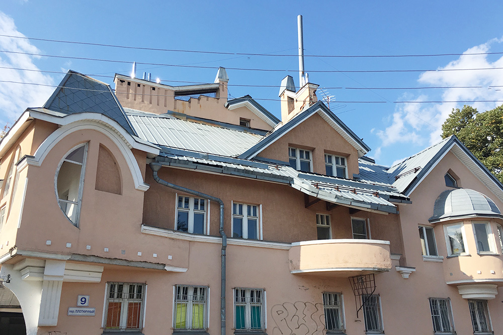 Кроме памятников старины в Ильинской слободе можно наткнуться на странные индивидуальные проекты с овальными окнами, непонятными балконами и нетипичной геометрией