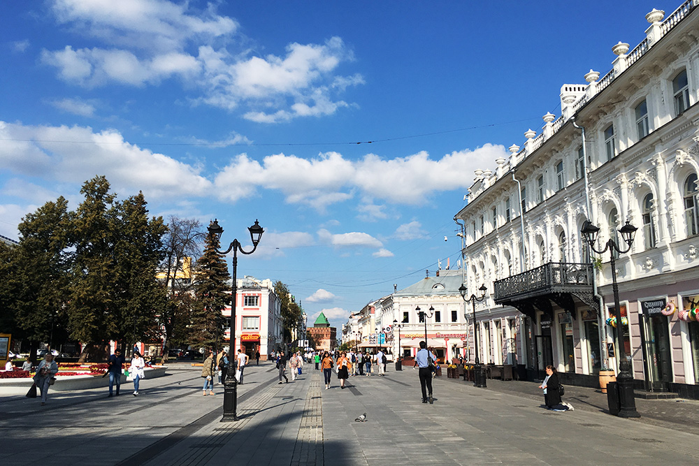 Большая Покровская улица идет немного под уклон. Почти все время прогулки от Горьковской видно одну из башен кремля