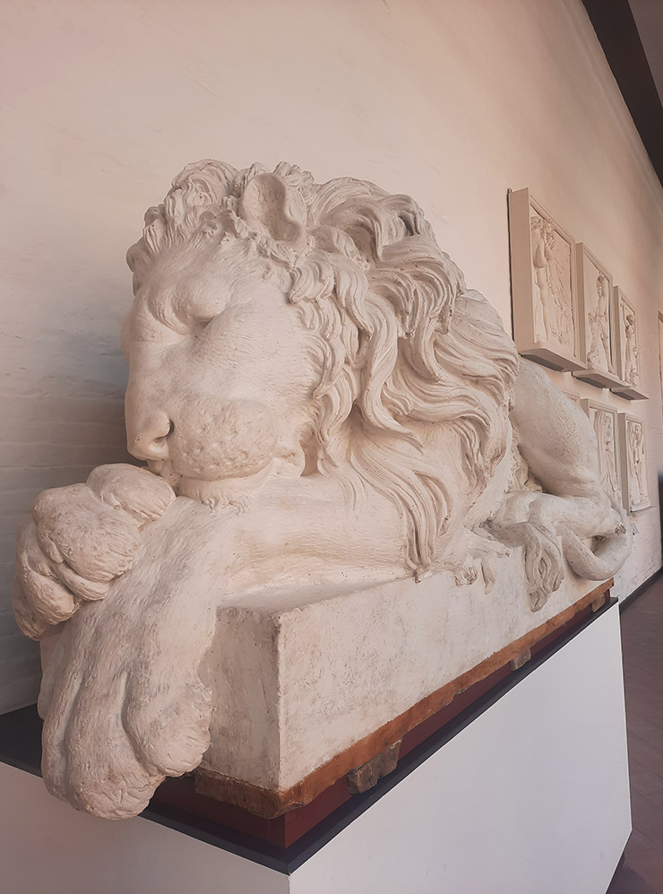 В музее Gallerie dell Accademia di Venezia. Львы в Венеции в особом почете. Они олицетворяют собой символ святого евангелиста Марка и самого города, поэтому встречаются там повсюду. Говорят, в древности в Венеции держали в клетках и настоящих живых львов