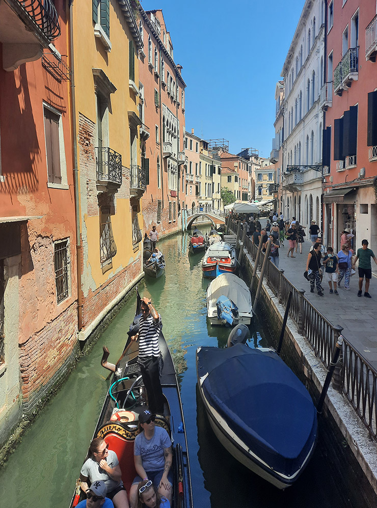 Каналы в Венеции очень живописны, хочется фотографировать их буквально на каждом шагу